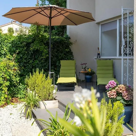 Carla In Mit Schoenem Garten Holiday home Porec